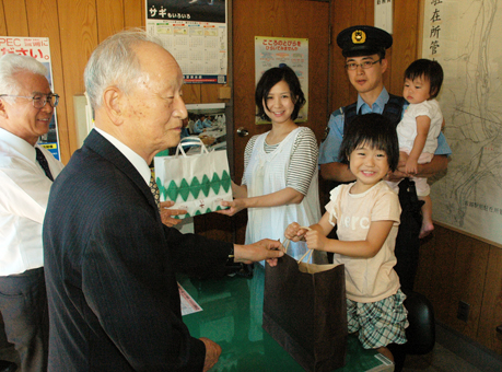 市内駐在所を慰問した赤穂地区警察官友の会