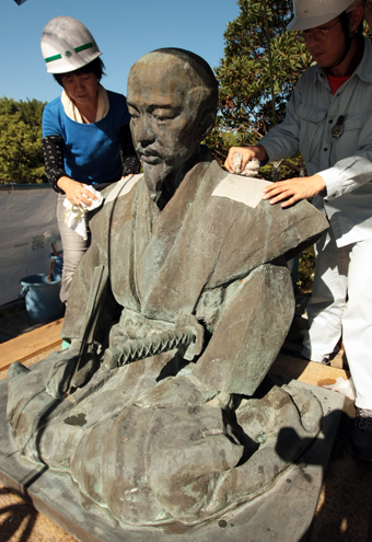 緑青除去作業が行われている山鹿素行像