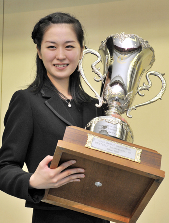 歯科学生の研究コンクールで最優秀賞に輝いた25代義士娘の岸田瑠加さん