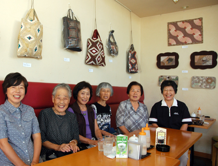 パッチワーク展を開いている主婦グループ