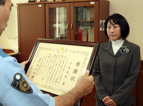 振り込め詐欺を未然に防ぎ、感謝状を贈られる塩屋郵便局の小島真紀さん