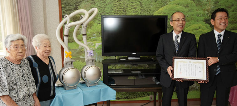 万寿園で行われた贈呈式