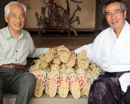 秋祭りに向けて納められた手作りわらじ