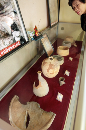 旧坂越浦会所で開かれている「新発見考古速報展」