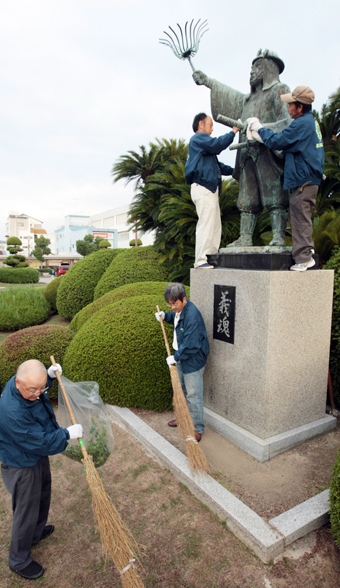 一斉清掃活動を行う赤穂ライオンズクラブ