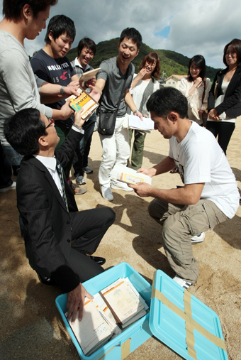 21年ぶりにタイムカプセルを開封し、当時を懐かしんだ尾崎小の昭和63年度卒業生