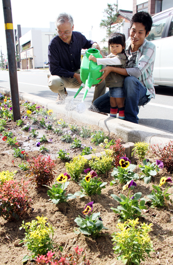 通算10回目となった駅前通りの「花いっぱいリレー」