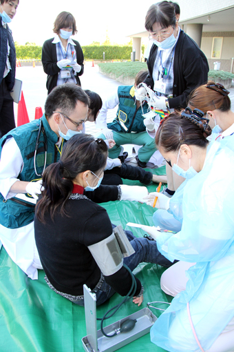 大規模災害を想定した救急対応を訓練する病院職員