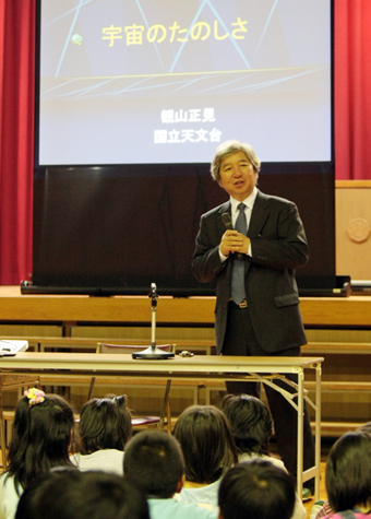 子どもたちに宇宙の仕組みを語る観山正見・国立天文台長