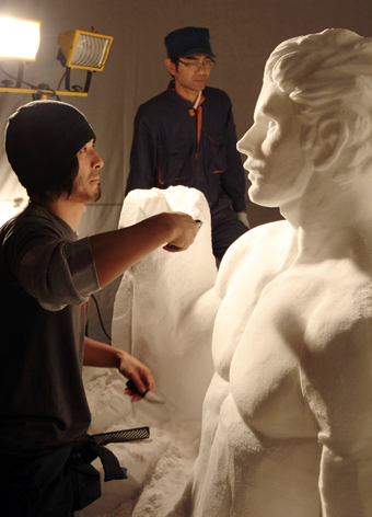 巨大塩像の制作を進める保坂俊彦さん(左)と戸津真也さん