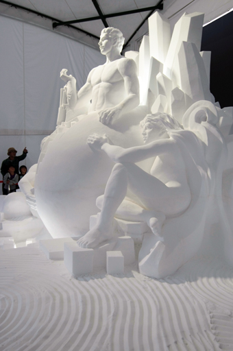 力感あふれる造形が見ごたえのある巨大塩像