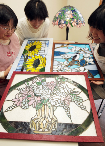 色鮮やかなステンドグラス作品