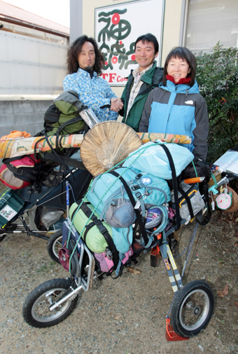 出発前に福本貴司さん(左)と握手する児玉文暁さんと近藤あゆみさん