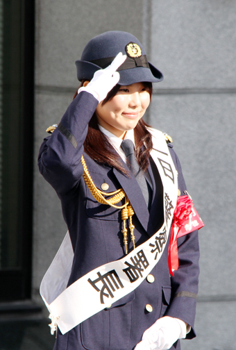 「一日警察署長」として年末特別警戒発隊式に出席した義士娘・酒井由香さん