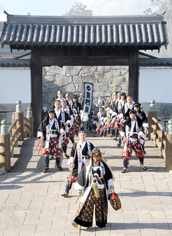 赤穂城大手門を出発する義士行列