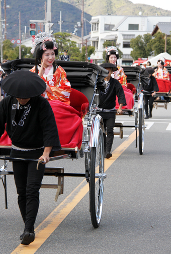 人力車に乗って登場した第26代赤穂義士娘