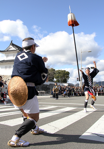 毛槍の受け渡しなど見事な所作を披露した大名行列