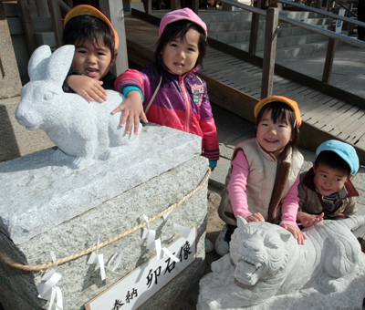 トラからウサギにバトンタッチされた干支石像=大石神社