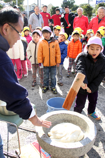 子どもたちもきねを振るった三世代交流もちつき大会