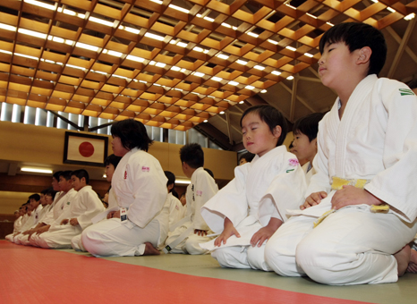 幼児からシニアまで参加した赤穂市柔道協会の演武始め