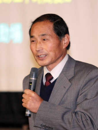 生徒たちに「今を大切に生きて」と語りかけた上野政志さん