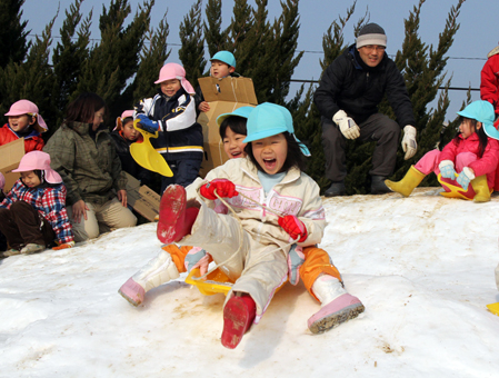 園児がそり遊びなどを楽しんだ高雄幼稚園のミニゲレンデ