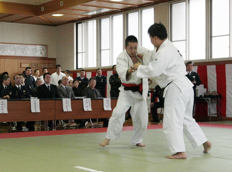 署員が鍛錬成果を披露した術科始め式