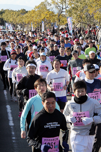 スタートした10マイルの参加ランナー