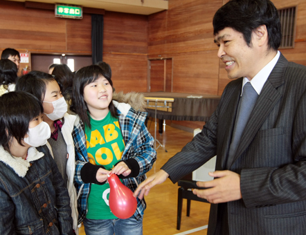 授業後も子どもたちから質問攻めにあう竹谷さん