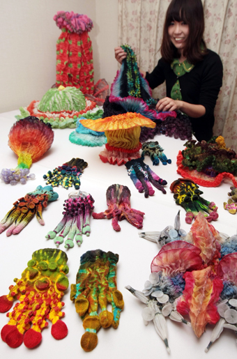 初めての個展に向けて展示作品を整理する寺村サチコさん