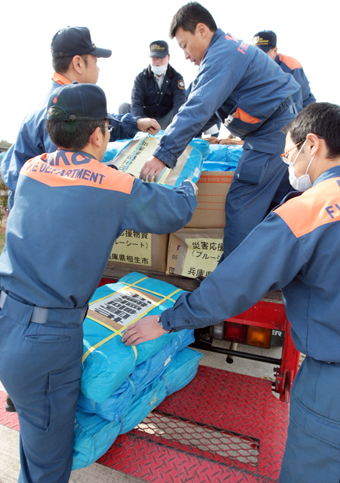 笠間市へ届けるためのブルーシートを積み込む消防職員