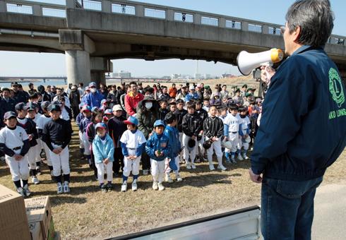 清掃奉仕のために集まった参加者