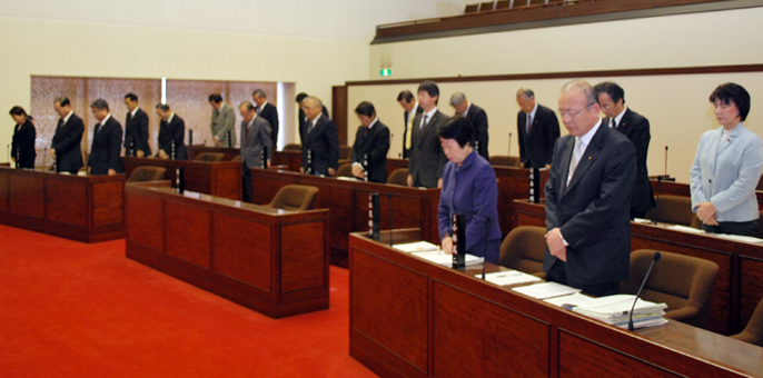 市議が黙祷を捧げた本会議場=議会事務局提供