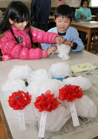 4月入学の子どもたちも参加した装花作り