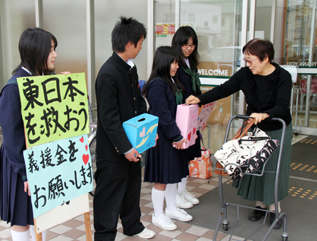 震災義援金の募金を呼びかける赤穂東中の生徒