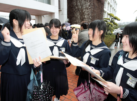 証書を見て第1志望合格を知り、喜ぶ受験生