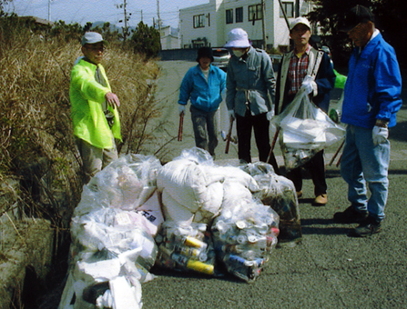 道路脇に捨てられたごみを回収した赤穂ボランティア協会の有志メンバー