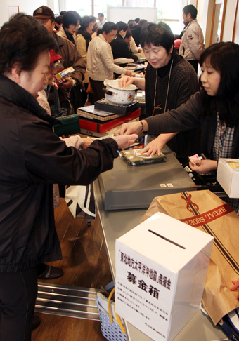 市民の協力を得て開催した支援バザー