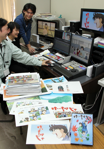仕上げ段階に入ったアニメ「けいすけじゃ」の制作作業。奥が薮本陽輔さん