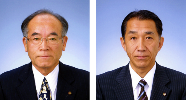 赤穂市議会の議長に就任した藤本敏弘氏(左)と副議長の家入時治氏