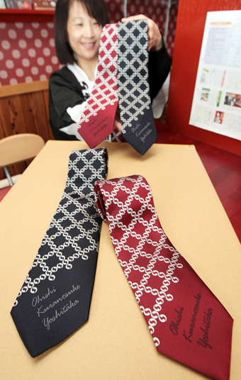 大石家の家紋をデザインにあしらったオリジナル「義士ネクタイ」