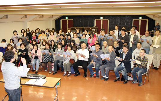 定期演奏会へ向けて練習する赤穂市民合唱団