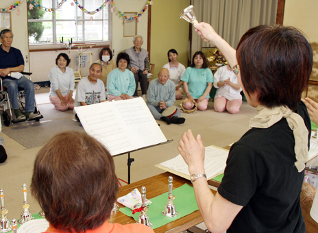 利用者も一緒に楽しんだハンドベル演奏