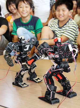 ロボット操作で先端科学技術に触れた特別授業