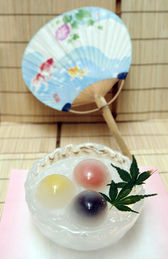 例年以上に好評な播磨屋の「水まんじゅう」