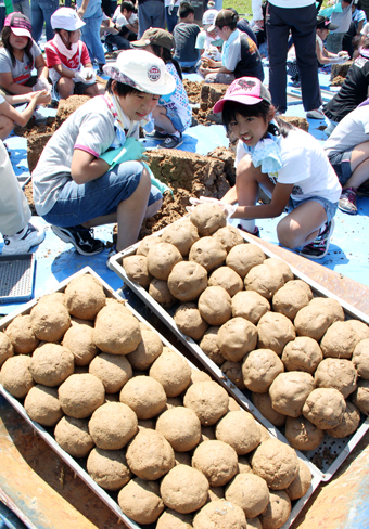 約1万個が出来たEM団子づくり