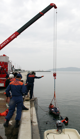 赤穂港で行われた水難救助訓練