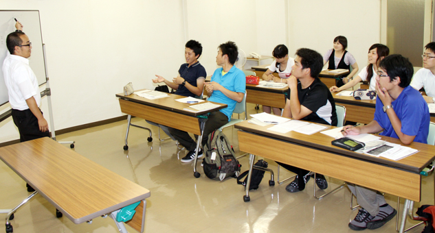 若手教師たちが授業方法などについて話し合う「教師塾」