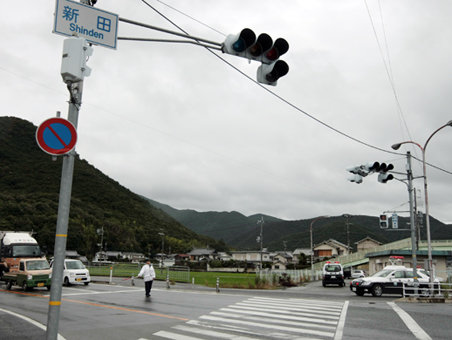 故障で消灯した新田交差点の信号機