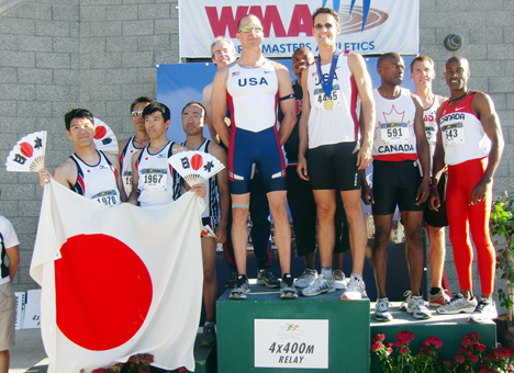 世界マスターズ陸上1600メートルリレー銅メダルで表彰台へ上がった笠原裕之選手=左端